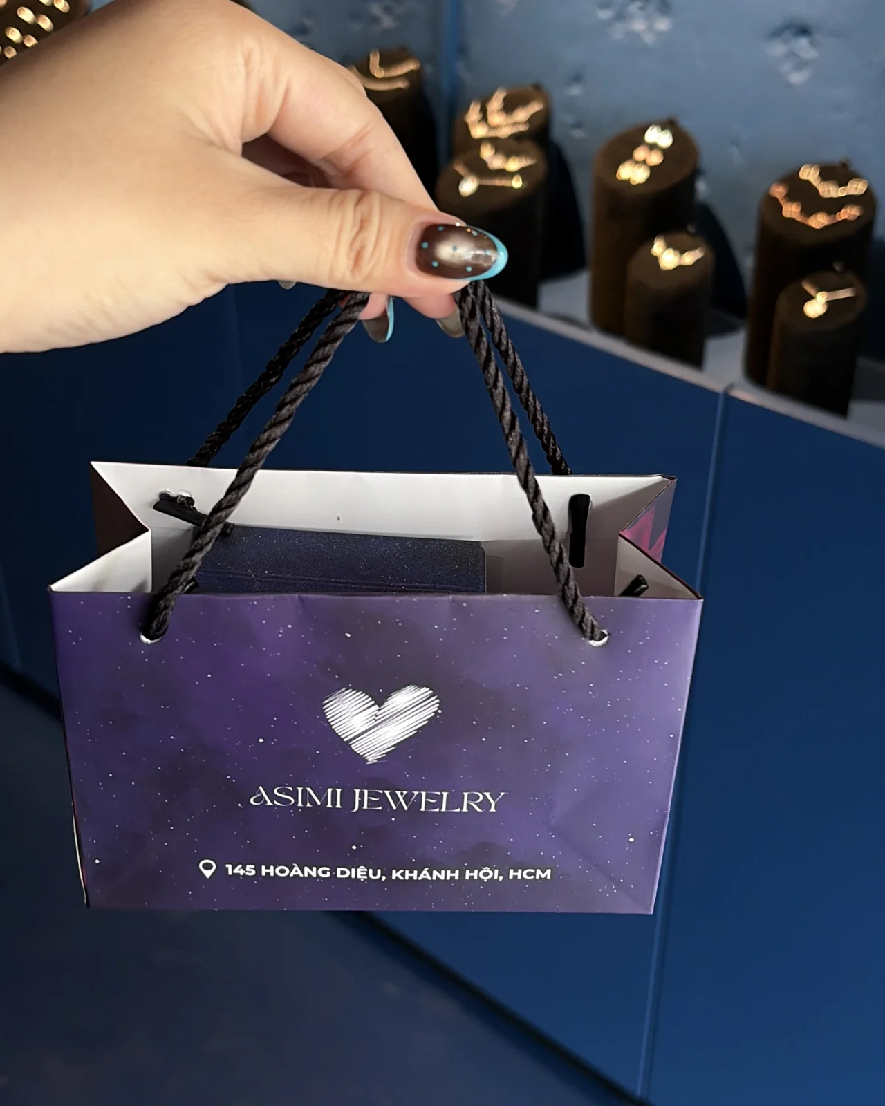 Túi quà Asimi Jewelry sang trọng khi mua tại cửa hàng