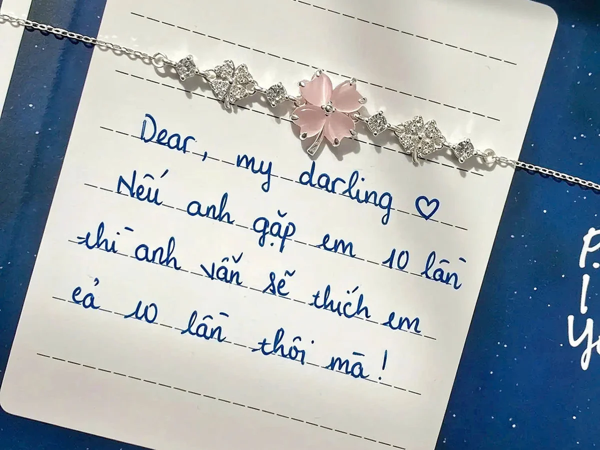 Lời nhắn viết tay đặt cạnh chiếc lắc tay bạc — cách nói thay cho lời trực tiếp
