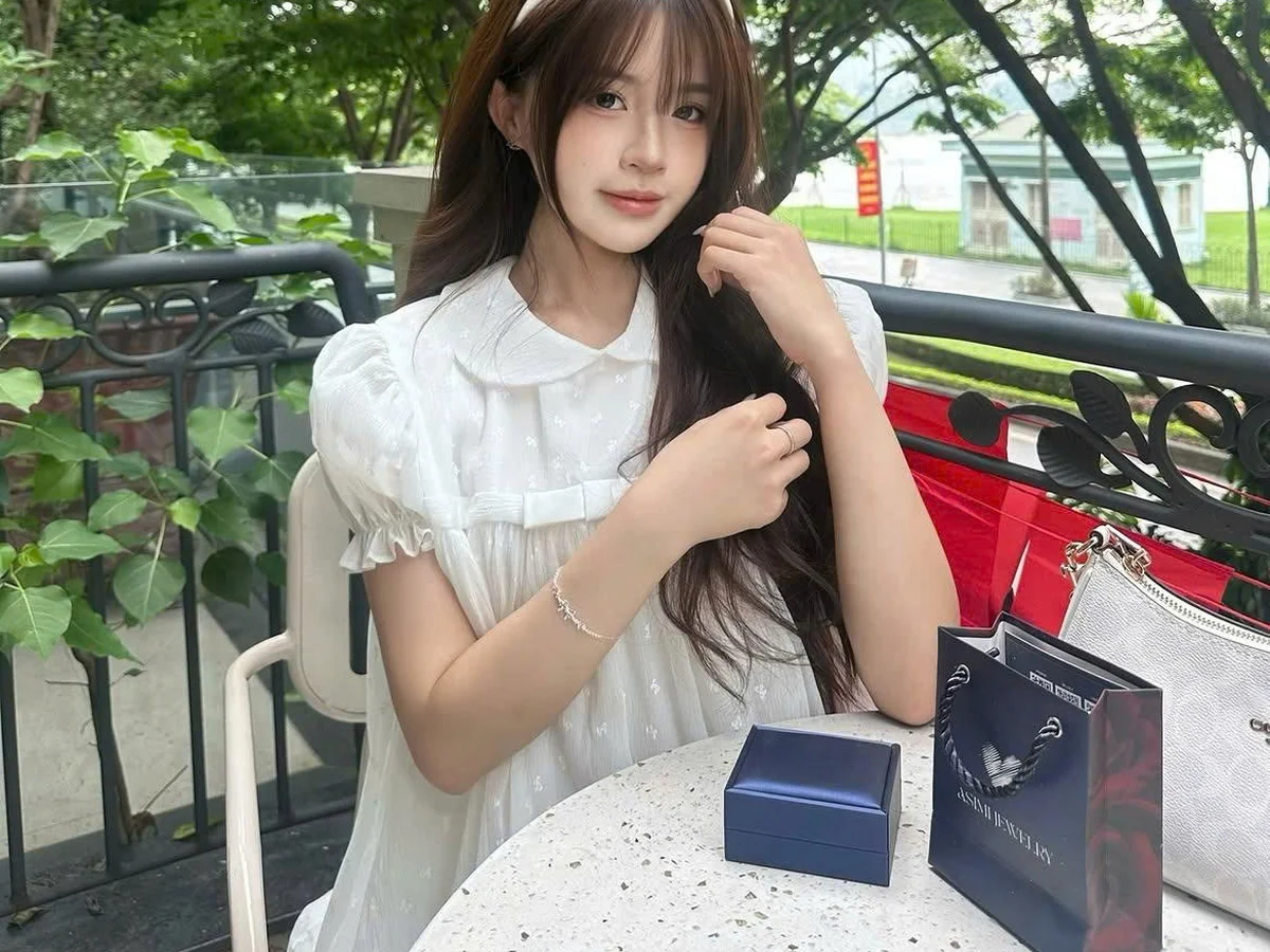 Bạn gái ngồi quán cà phê, hộp quà và túi giấy Asimi đặt trên bàn