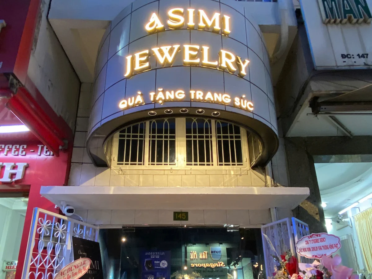 Mặt tiền cửa hàng Asimi Jewelry 145 Hoàng Diệu, Quận 4 — nơi mua quà Thất Tịch kịp trong ngày