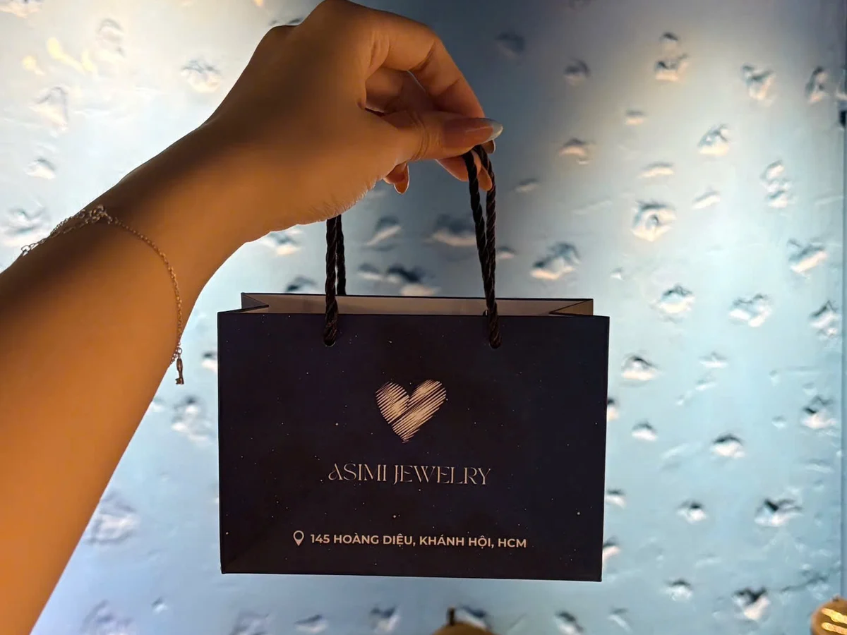 Túi giấy quà tặng Asimi Jewelry in địa chỉ 145 Hoàng Diệu, Khánh Hội — bộ quà đi kèm mọi đơn hàng