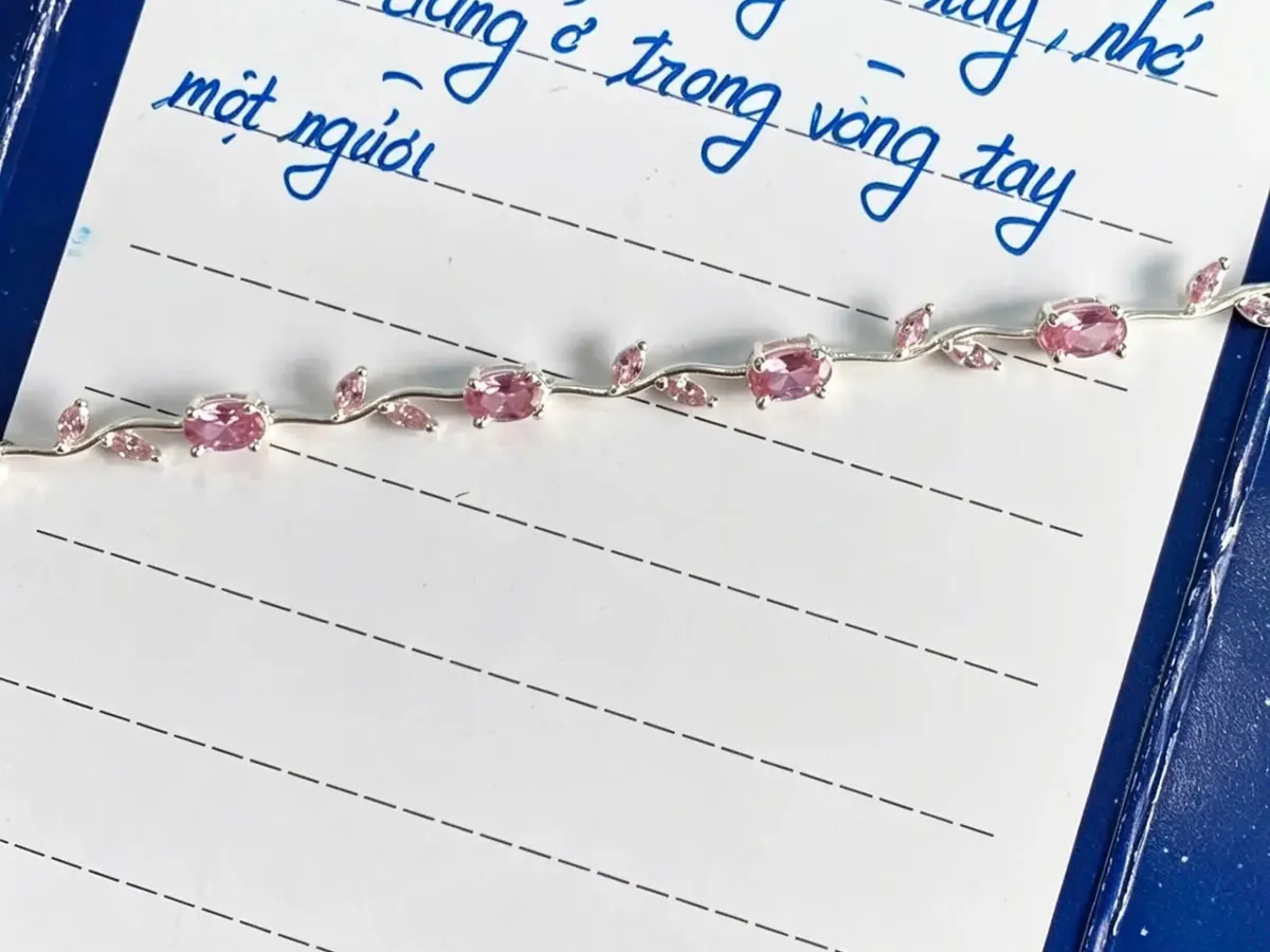 Tặng vòng tay bạc kèm thiệp viết tay tạo bất ngờ