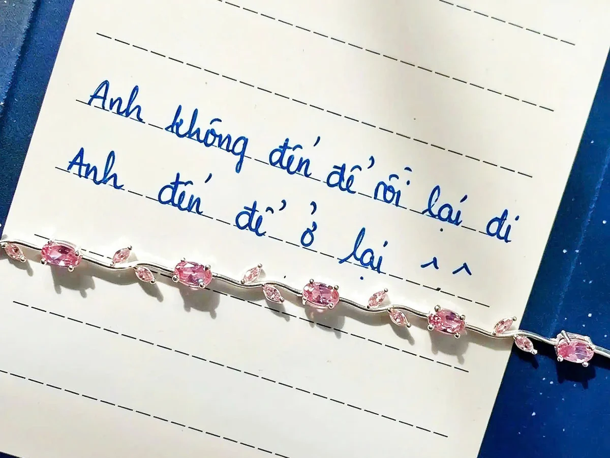 Chiếc lắc tay bạc đặt trên tấm thiệp viết tay với lời nhắn tình cảm — món quà bất ngờ ấm áp cho người yêu
