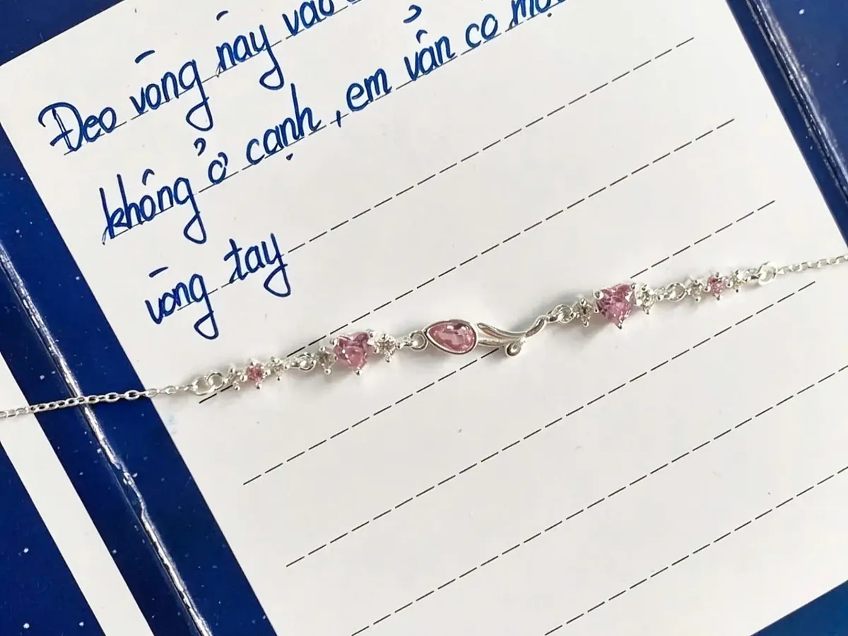 Lắc tay bạc Asimi đặt trên tấm thiệp viết tay tặng người yêu