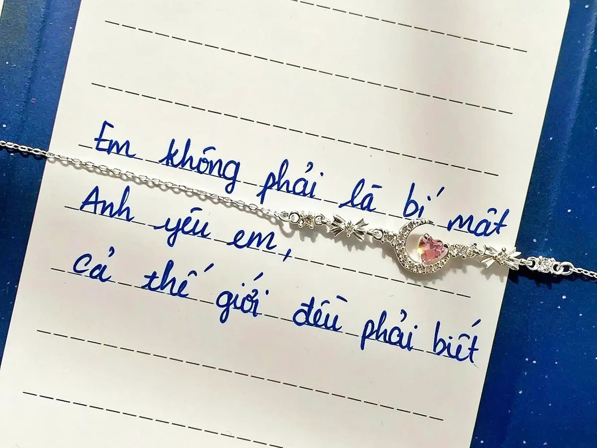 Thư tay viết cho bạn gái kèm lắc tay bạc, quà tặng cho tình yêu lâu năm