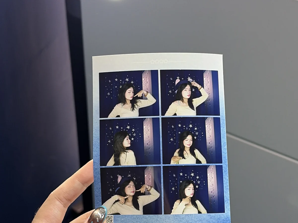 Tấm phim photobooth chụp tại cửa hàng Asimi, nền galaxy