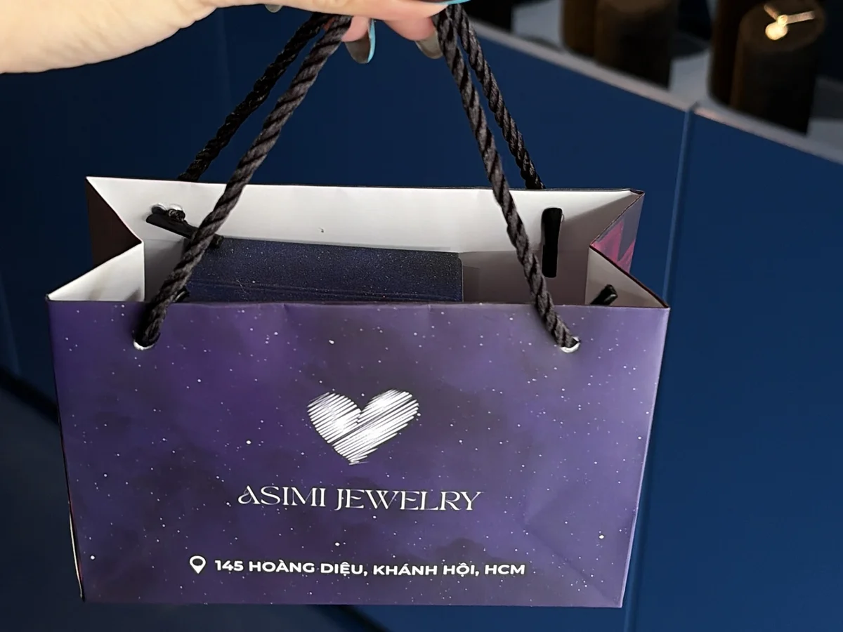Túi quà Asimi Jewelry in địa chỉ 145 Hoàng Diệu, Khánh Hội, HCM — bộ quà đóng gói sẵn đi kèm mọi đơn hàng trang sức bạc