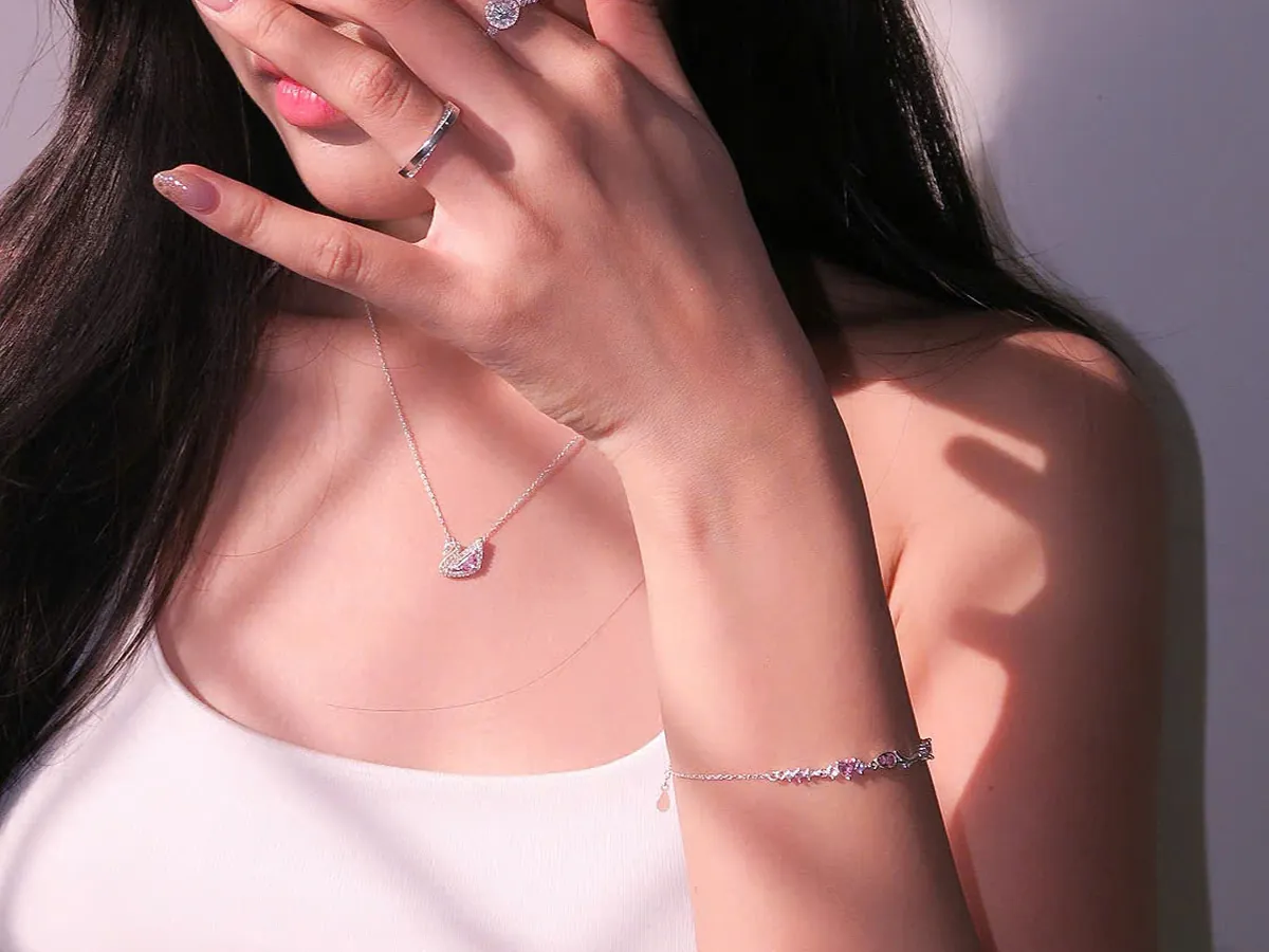 Vòng tay bạc đeo thực tế trên cổ tay