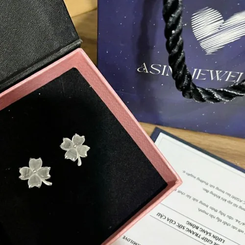 Khách đánh giá Bông tai bạc Ý S925 Cỏ 4 Lá Hồng Asimi Love Letter Bloom KT30